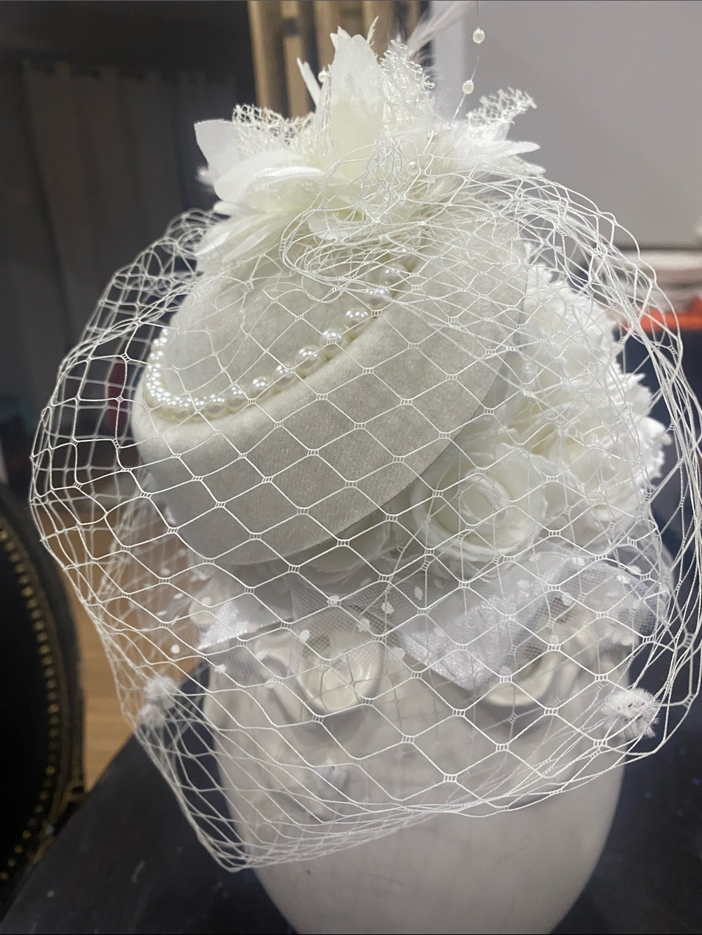 Elegant Ivory Pearl Floral Fascinator Headpiece - Picture 4 of 5